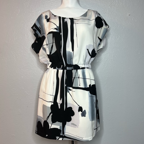 xxi Abstract Print Dress with Cap Sleeves and Back Zipper Detail. Size Medium - Picture 4 of 5